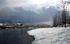 冬天河边雪景图片