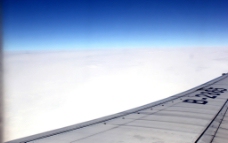 蓝天白云机翼图片