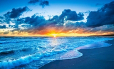 夏日夕阳大海沙滩图片