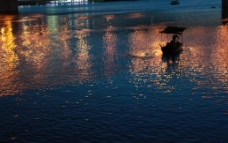 夜晚江上的渔船图片