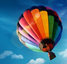蓝天白云草地彩色热气球图片
