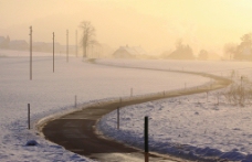 雪山冬季乡村小路图片