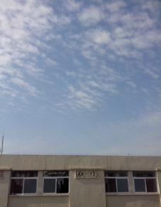 楼房蓝天白云图片