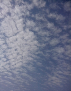 蓝色的天空白色的云图片