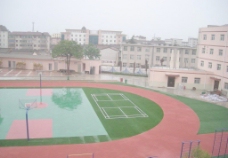 雨天的运动场图片
