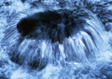 瀑布涌泉泉水图片