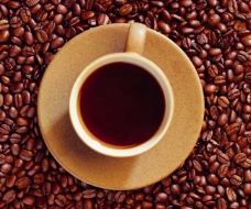 咖啡杯磨好的咖啡与咖啡豆