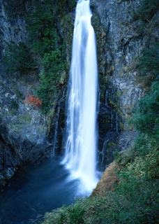 山水瀑布-山间落下的瀑布