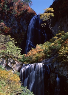 山水瀑布-山间的瀑布