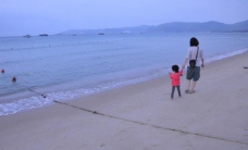 父女海边散步图片