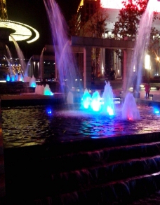 夜景中的喷泉图片